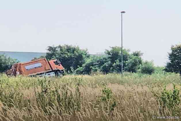 Vrachtwagen gekanteld aan wijngaard van Mine Wine in Zwartberg