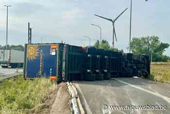 Vrachtwagen komt dwars te liggen na ongeluk met auto: oprit compleet afgesloten