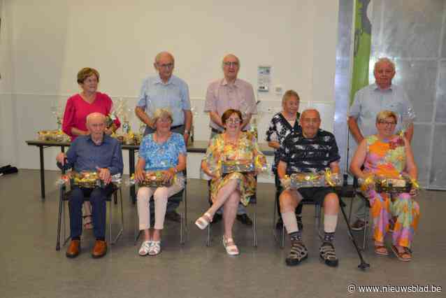 Okra zet jubilarissen in de bloemetjes