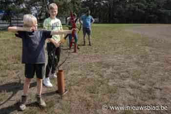 Sportdag laat tieners kennismaken met motorsport én boogschieten: “Vooral de snelheid maakt het extra spannend”