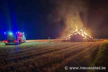 Lading stro verteerd door vlammen, brandweer uren aan het werk