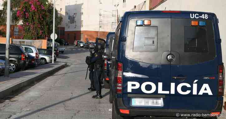 Wochenlang an Bett gefesselt – Polizei befreit Frau