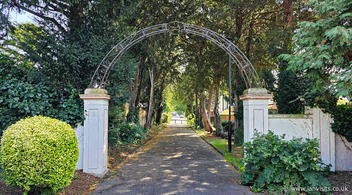 London’s Alleys: Banksian Way, TW7