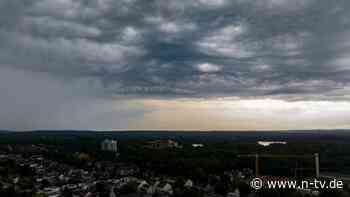 Regen, Hagel, umgestürzte Bäume: Unwetter überflutet Keller und Unterführungen in NRW