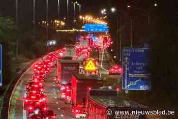 Files op E314 in Lummen door ongeval: auto botst tegen botsabsorbeerder