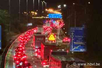 Files op E314 in Lummen door ongeval: auto botst tegen botsabsorbeerder