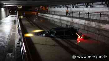 Unwetter: volle Keller, überflutete Straßen, treibende Autos
