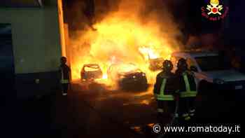 Incendio distrugge tre auto, si indaga sulle cause