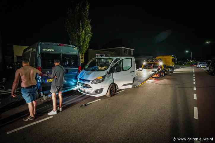 Bestelbus zit muurvast na botsing met camper