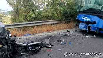 Violento scontro tra un bus e un carro funebre: due feriti gravi