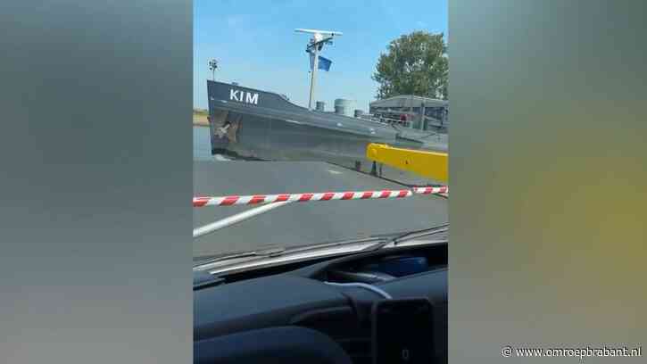 Veerpontje bij Oijen botst met binnenvaartschip: 'Raakte los van de wal'