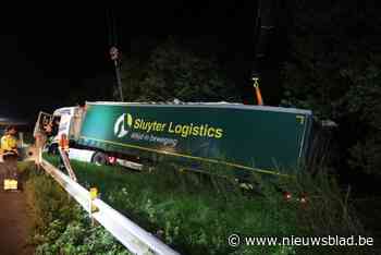 Vrachtwagen belandt naast de weg op E34 en moet getakeld worden
