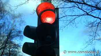 Trappola al semaforo: coppia in auto aggredita con una spranga e rapinata