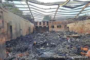 Opslagloods volledig vernield door zware brand: “Het was een enorme vlammenzee”