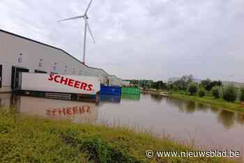 Loskade loopt onder water nadat gracht buiten oevers treedt en zanddijk het begeeft