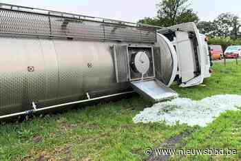 Tankwagen met melk belandt naast de weg en kantelt in weide in Pulle: bestuurder lichtgewond