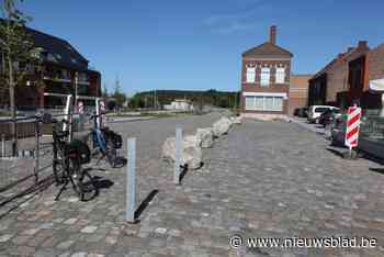 Plots liggen er grote rotsblokken op Loons Stationsplein: “Gebrek aan creativiteit”