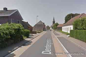 Fietser gewond na aanrijding met auto die van een oprit reed: “Lichtgewond afgevoerd”