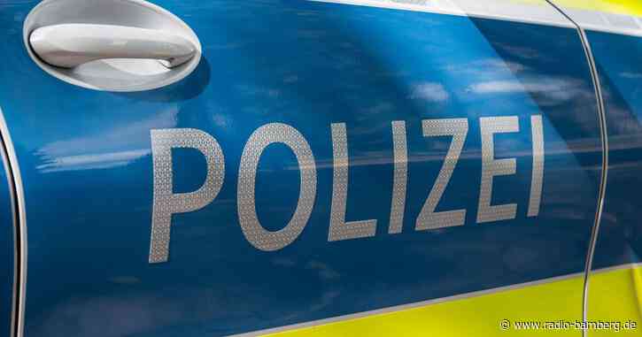 Jugendliche schlagen mit Hammer und Stein aufeinander ein