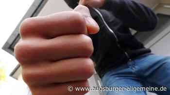 Zwei Männer schlagen nach riskantem Fahrmanöver auf 56-Jährigen ein