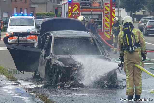 Wagen uitgebrand op parkeerstrook
