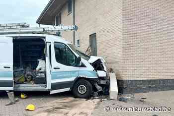 Bestelwagen ramt gevel van woning in Waregemsesteenweg: “Dit had veel erger kunnen aflopen”