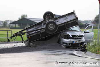 Aanhanger belandt op auto bij ongeluk