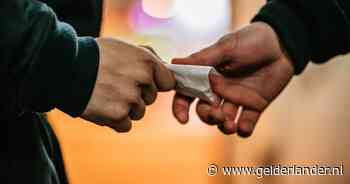 Na coke-aankoop voor de neus van vakantie vierende marechaussee op Mambo Beach is marinier (25) zijn baan kwijt