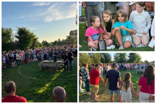 Ruim 400 aanwezigen houden serene wake voor verongelukt gezin: “Het verdriet is onbeschrijfelijk”