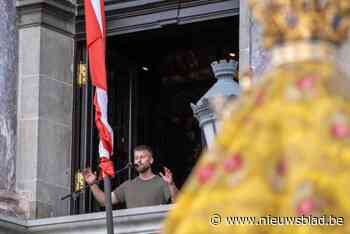 Stadstroubadour Tourist LeMC zingt vanop balkon stadhuis: “Onze lieve vrouwen zijn als kathedralen”