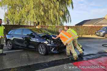 Brandweer ruimt brokstukken op na botsing tussen twee wagens