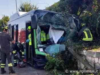 Verona, autobus esce di strada e finisce contro un muretto: un morto e 7 feriti