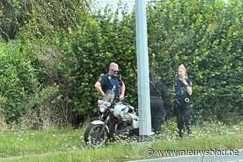 Motorrijdster komt ten val door oliespoor, brandweer ruimt goedje op