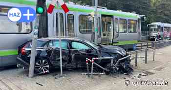 Unfall in Hannover: Auto prallt gegen Stadtbahn an Emslandstraße in Bemerode