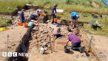 Amateur archaeologists uncover Bronze Age grave