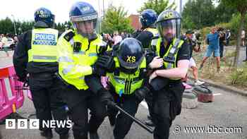 Journalist resists police demands for rioter photos