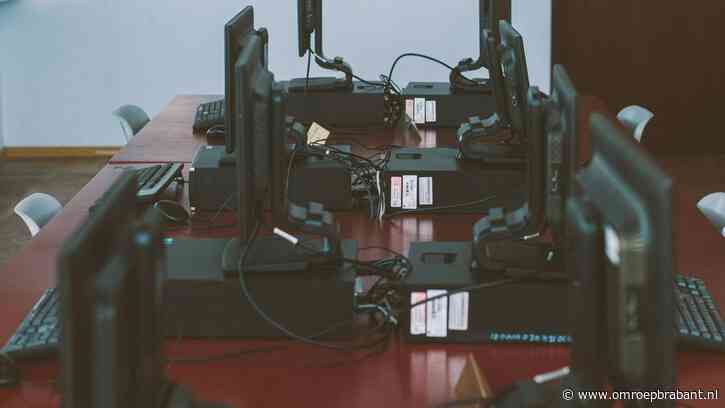 Wie maakt ze los? Gemeente geeft 500 computerschermen weg