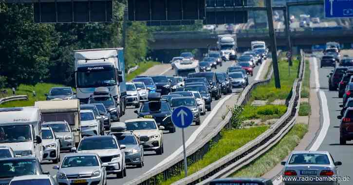 Feiertag und Sommerwetter sorgen für volle Autobahnen