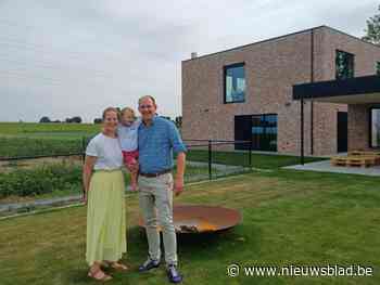 BINNENKIJKEN. Charlotte en Ward openen gloednieuwe vakantiewoning van waaruit de gasten een fantastisch zicht hebben