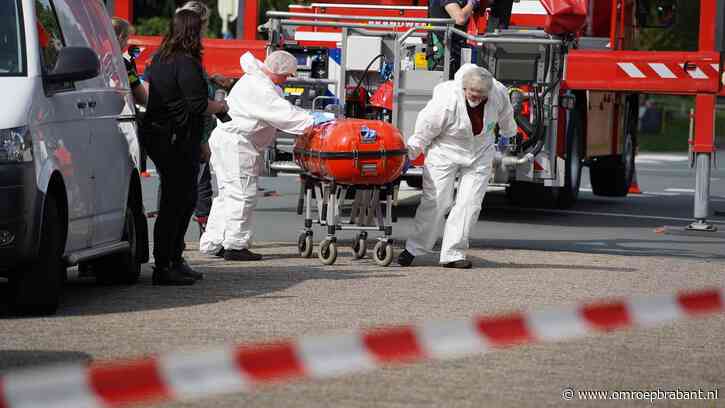 Persoon ligt lange tijd dood in huis en wordt via balkon eruit getakeld