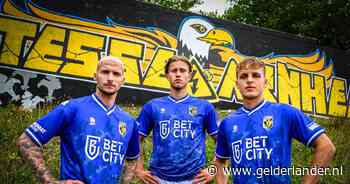 Vitesse brengt met nieuw shirt ode aan sfeeracties supporters, speciale muurschildering bij Rijnkade