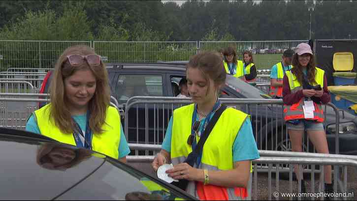 Flevoland - Nieuwsoverzicht 15/08 | Vrijwilligers begeleiden Lowlands-verkeer • Nieuwe brug op Urk gaat niet dicht