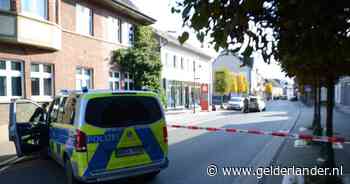 Nederlander (68) verdacht van bankoverval met handgranaat in grensdorp; dader vlucht op de fiets