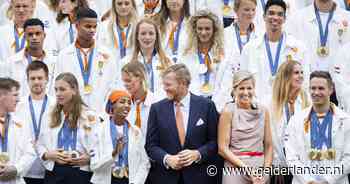 De tenen van Máxima piepten pijnlijk over de rand van deze torenhoge schoenen