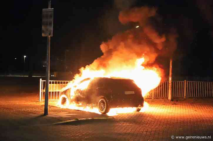 Auto gaat in vlammen op achter sporthal, politie onderzoekt brandstichting