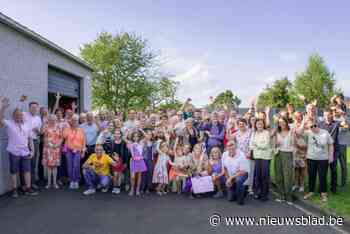 Buren praten gezellig bij op buurtfeest