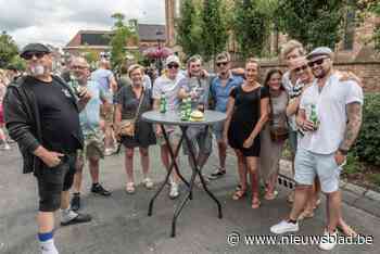 Bewoners genieten van Plein op Stelten en zomerse nieuwjaarsreceptie