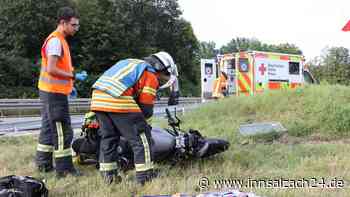 Motorradfahrer schneidet Lkw und verpasst Ausfahrt - Maschine prallt gegen Verkehrszeichen
