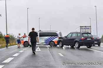 Twee gewonden, onder wie agent, na botsing tussen politie en personenwagen: “Reden met zwaailichten en sirene aan”