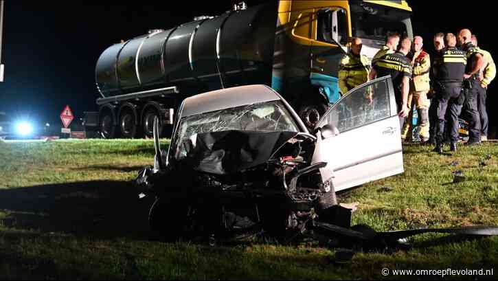 Biddinghuizen - Vrouw (28) zwaargewond door botsing met vrachtwagen
